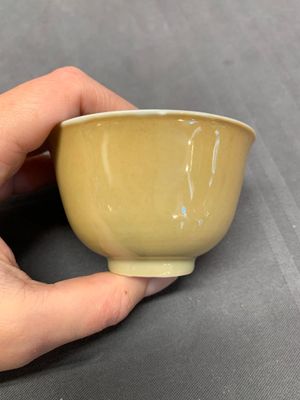 Five Chinese café-au-lait-ground blue and white cups and four saucers, conical shell mark, Kangxi — photo 10