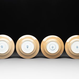 Five Chinese café-au-lait-ground blue and white cups and four saucers, conical shell mark, Kangxi — photo 3