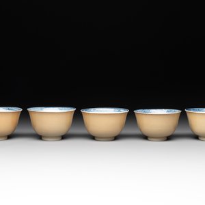 Five Chinese café-au-lait-ground blue and white cups and four saucers, conical shell mark, Kangxi — photo 4