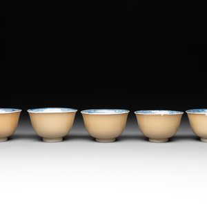 Five Chinese café-au-lait-ground blue and white cups and four saucers, conical shell mark, Kangxi — photo 5