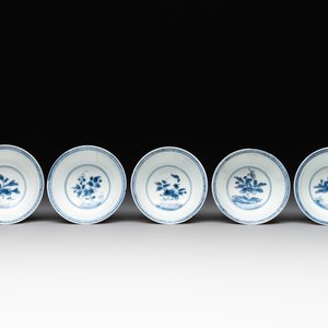 Five Chinese café-au-lait-ground blue and white cups and four saucers, conical shell mark, Kangxi — photo 6