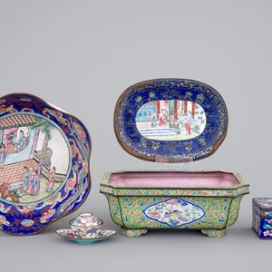 Five Chinese Canton enamel pieces, inc. a large bowl and covered cup on stand, 18/19th C. — photo 1