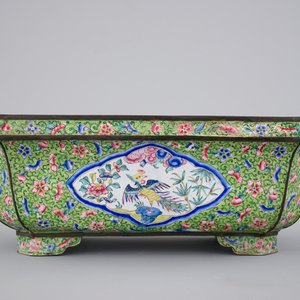 Five Chinese Canton enamel pieces, inc. a large bowl and covered cup on stand, 18/19th C. — photo 12