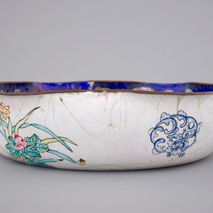 Five Chinese Canton enamel pieces, inc. a large bowl and covered cup on stand, 18/19th C. — photo 13