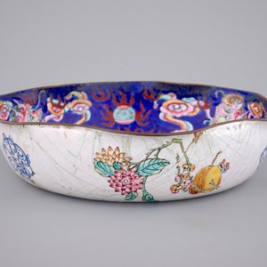 Five Chinese Canton enamel pieces, inc. a large bowl and covered cup on stand, 18/19th C. — photo 15