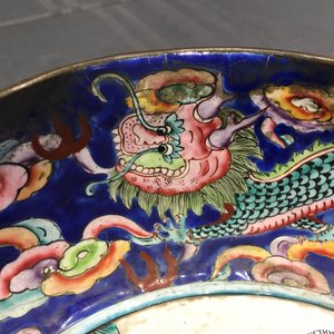 Five Chinese Canton enamel pieces, inc. a large bowl and covered cup on stand, 18/19th C. — photo 17