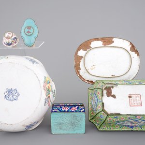 Five Chinese Canton enamel pieces, inc. a large bowl and covered cup on stand, 18/19th C. — photo 2