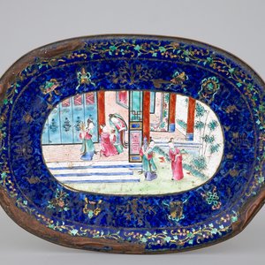 Five Chinese Canton enamel pieces, inc. a large bowl and covered cup on stand, 18/19th C. — photo 4