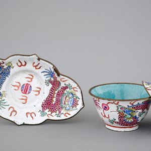 Five Chinese Canton enamel pieces, inc. a large bowl and covered cup on stand, 18/19th C. — photo 5