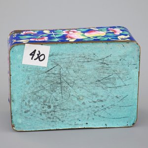 Five Chinese Canton enamel pieces, inc. a large bowl and covered cup on stand, 18/19th C. — photo 6