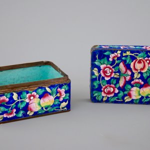 Five Chinese Canton enamel pieces, inc. a large bowl and covered cup on stand, 18/19th C. — photo 7