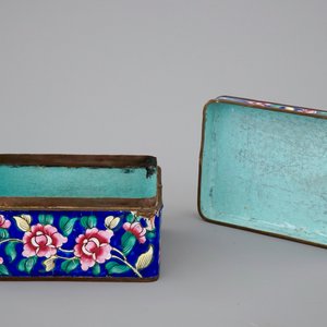 Five Chinese Canton enamel pieces, inc. a large bowl and covered cup on stand, 18/19th C. — photo 8