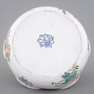 Five Chinese Canton enamel pieces, inc. a large bowl and covered cup on stand, 18/19th C. — photo 9