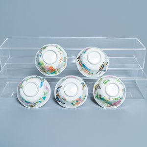 Five Chinese Canton famille rose 'butterfly' cups and saucers, 19th C. — photo 11