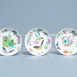 Five Chinese Canton famille rose 'butterfly' cups and saucers, 19th C. — photo 2