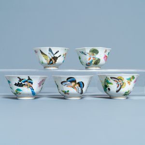 Five Chinese Canton famille rose 'butterfly' cups and saucers, 19th C. — photo 6