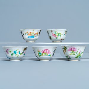 Five Chinese Canton famille rose 'butterfly' cups and saucers, 19th C. — photo 7