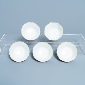 Five Chinese Canton famille rose 'butterfly' cups and saucers, 19th C. — photo 10