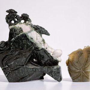 Five Chinese carved jadeite groups, 20th C. — 照片 4