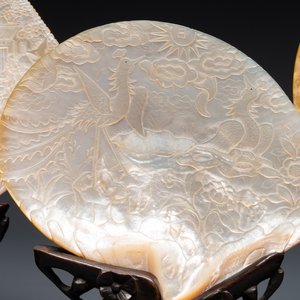 Five Chinese carved mother-of-pearl shells on wooden stands, Canton, 19th C. — 照片 2