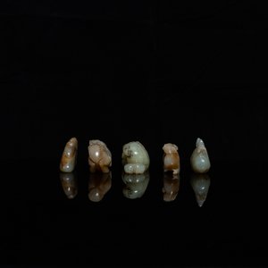 Five Chinese celadon and russet jade carvings, 19th C. — 照片 3