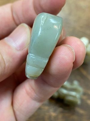 Five Chinese celadon and russet jade carvings, 19th C. — photo 11