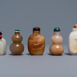 Five Chinese celadon and russet jade snuff bottles, 19/20th C. — photo 1