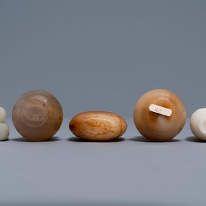 Five Chinese celadon and russet jade snuff bottles, 19/20th C. — photo 4