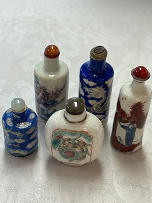 Five Chinese copper-red, blue and white, and polychrome snuff bottles, Yongzheng and Daoguang marks, 19/20th C. — 照片 1