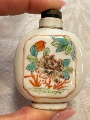 Five Chinese copper-red, blue and white, and polychrome snuff bottles, Yongzheng and Daoguang marks, 19/20th C. — 照片 11