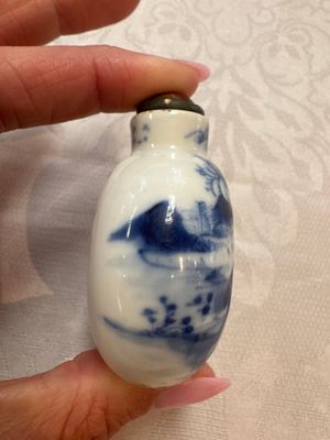 Five Chinese copper-red, blue and white, and polychrome snuff bottles, Yongzheng and Daoguang marks, 19/20th C. — 照片 42