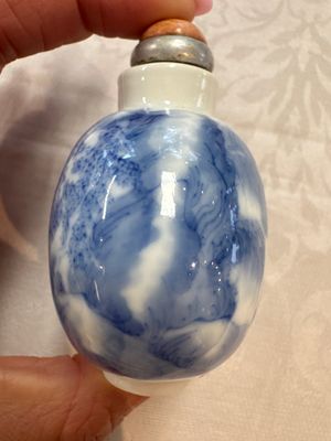 Five Chinese copper-red, blue and white, and polychrome snuff bottles, Yongzheng and Daoguang marks, 19/20th C. — 照片 44