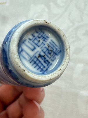 Five Chinese copper-red, blue and white, and polychrome snuff bottles, Yongzheng and Daoguang marks, 19/20th C. — 照片 45