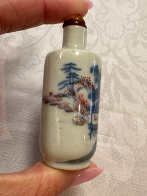 Five Chinese copper-red, blue and white, and polychrome snuff bottles, Yongzheng and Daoguang marks, 19/20th C. — 照片 18