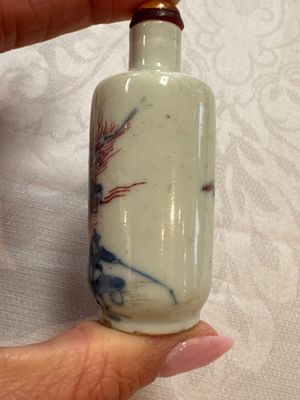 Five Chinese copper-red, blue and white, and polychrome snuff bottles, Yongzheng and Daoguang marks, 19/20th C. — 照片 19