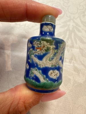 Five Chinese copper-red, blue and white, and polychrome snuff bottles, Yongzheng and Daoguang marks, 19/20th C. — 照片 2
