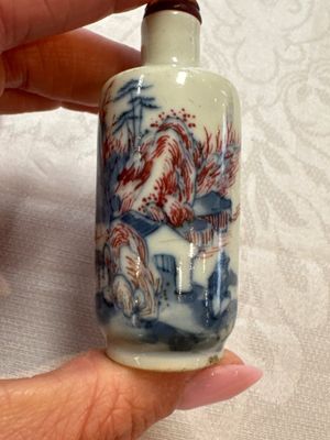 Five Chinese copper-red, blue and white, and polychrome snuff bottles, Yongzheng and Daoguang marks, 19/20th C. — 照片 20