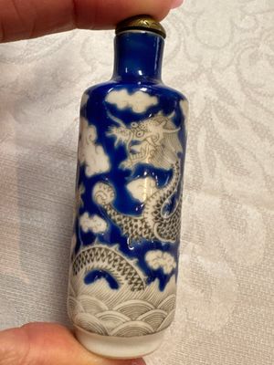 Five Chinese copper-red, blue and white, and polychrome snuff bottles, Yongzheng and Daoguang marks, 19/20th C. — 照片 24