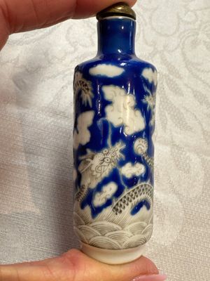 Five Chinese copper-red, blue and white, and polychrome snuff bottles, Yongzheng and Daoguang marks, 19/20th C. — 照片 25
