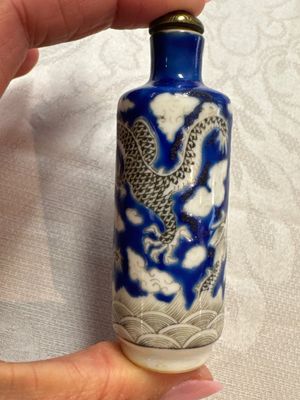Five Chinese copper-red, blue and white, and polychrome snuff bottles, Yongzheng and Daoguang marks, 19/20th C. — 照片 26