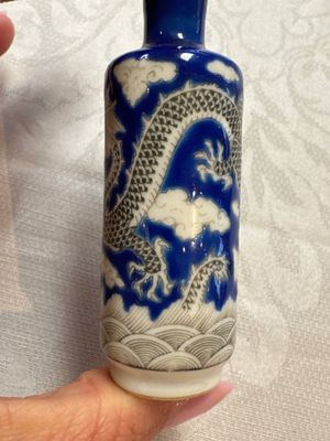 Five Chinese copper-red, blue and white, and polychrome snuff bottles, Yongzheng and Daoguang marks, 19/20th C. — 照片 27