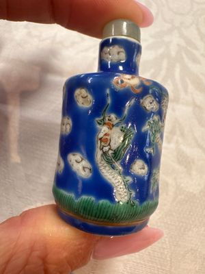 Five Chinese copper-red, blue and white, and polychrome snuff bottles, Yongzheng and Daoguang marks, 19/20th C. — 照片 3