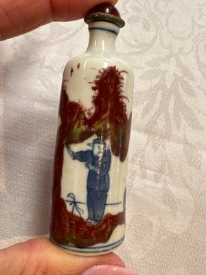 Five Chinese copper-red, blue and white, and polychrome snuff bottles, Yongzheng and Daoguang marks, 19/20th C. — 照片 31
