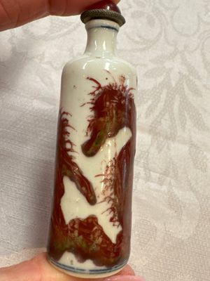 Five Chinese copper-red, blue and white, and polychrome snuff bottles, Yongzheng and Daoguang marks, 19/20th C. — 照片 32