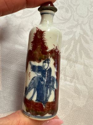 Five Chinese copper-red, blue and white, and polychrome snuff bottles, Yongzheng and Daoguang marks, 19/20th C. — 照片 33