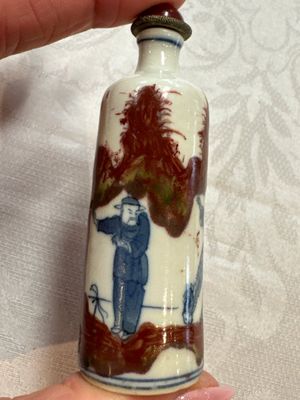 Five Chinese copper-red, blue and white, and polychrome snuff bottles, Yongzheng and Daoguang marks, 19/20th C. — 照片 34