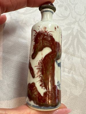 Five Chinese copper-red, blue and white, and polychrome snuff bottles, Yongzheng and Daoguang marks, 19/20th C. — 照片 35
