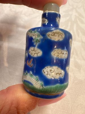 Five Chinese copper-red, blue and white, and polychrome snuff bottles, Yongzheng and Daoguang marks, 19/20th C. — 照片 4