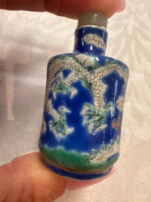 Five Chinese copper-red, blue and white, and polychrome snuff bottles, Yongzheng and Daoguang marks, 19/20th C. — 照片 5