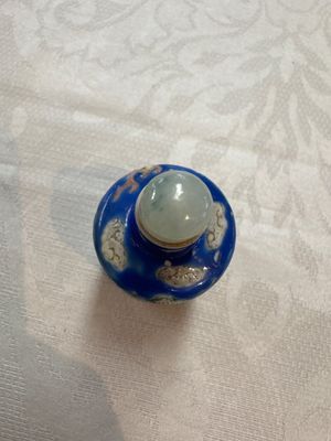 Five Chinese copper-red, blue and white, and polychrome snuff bottles, Yongzheng and Daoguang marks, 19/20th C. — 照片 6